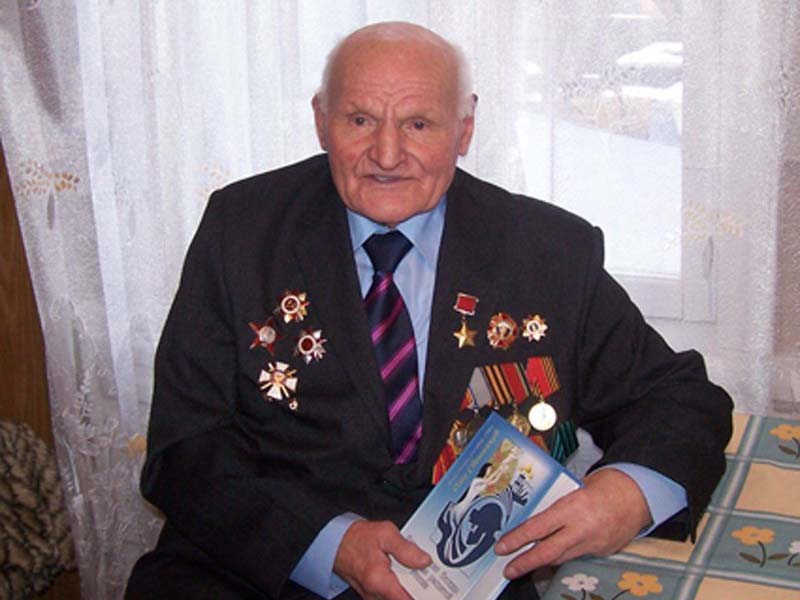 Первая медаль Александра Ивановича была «За отвагу», а спустя месяц ее дополнил орден Красной Звезды.
